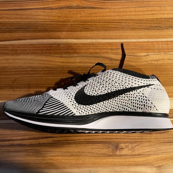 Nike men’s Oreo flyknit racer 10.5 526628-002 main image 4